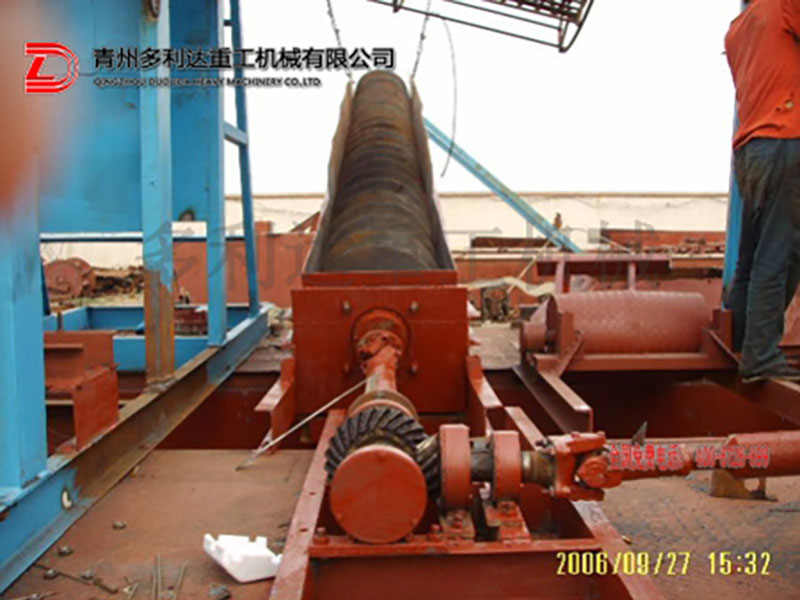  挖、篩、洗一體挖沙船（絞龍脫水輸送）